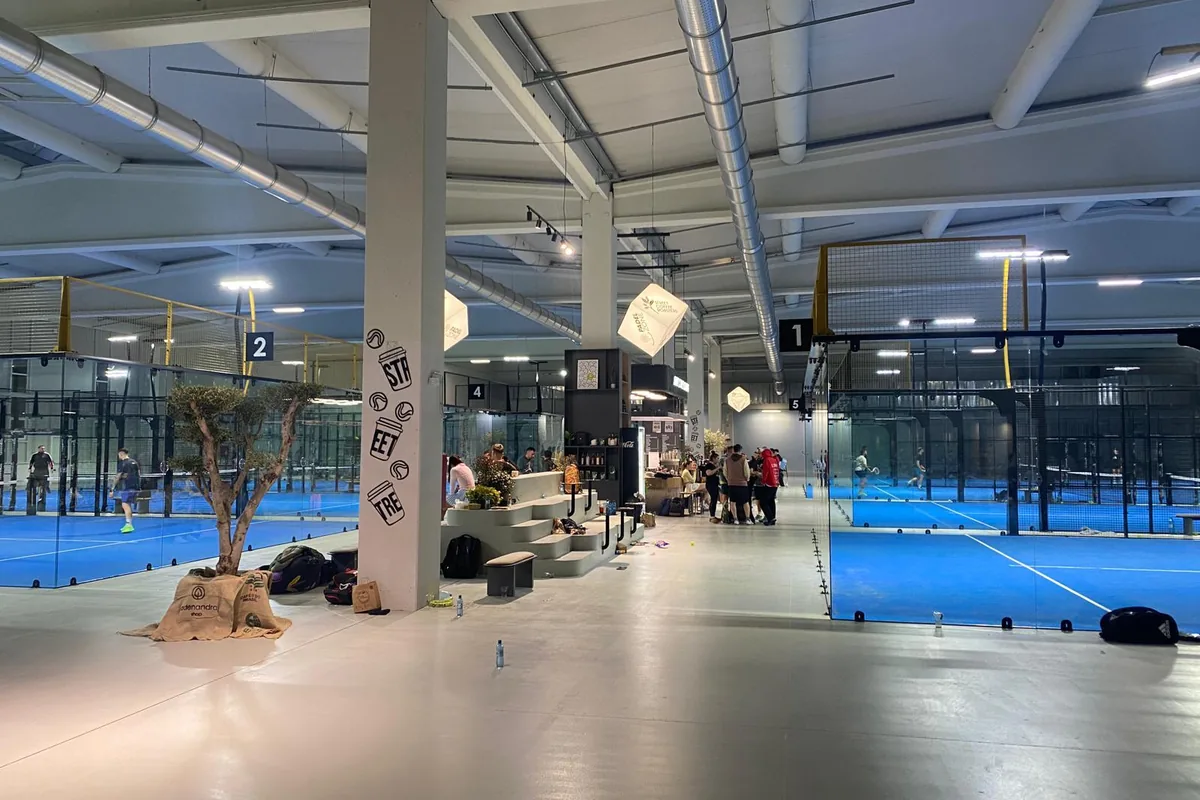 Hala Padel Zone Oradea, cu terenurile albastre și zona de stat între ele